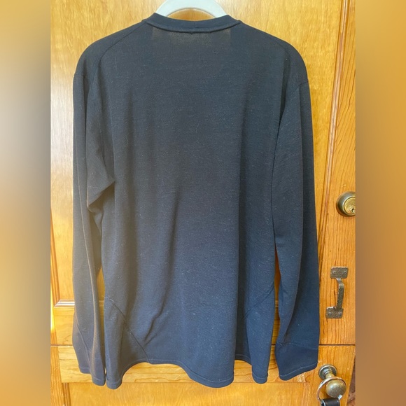 Mountain Hardware Men's Black Crewneck Base layer thermal top - Picture 10 of 11
